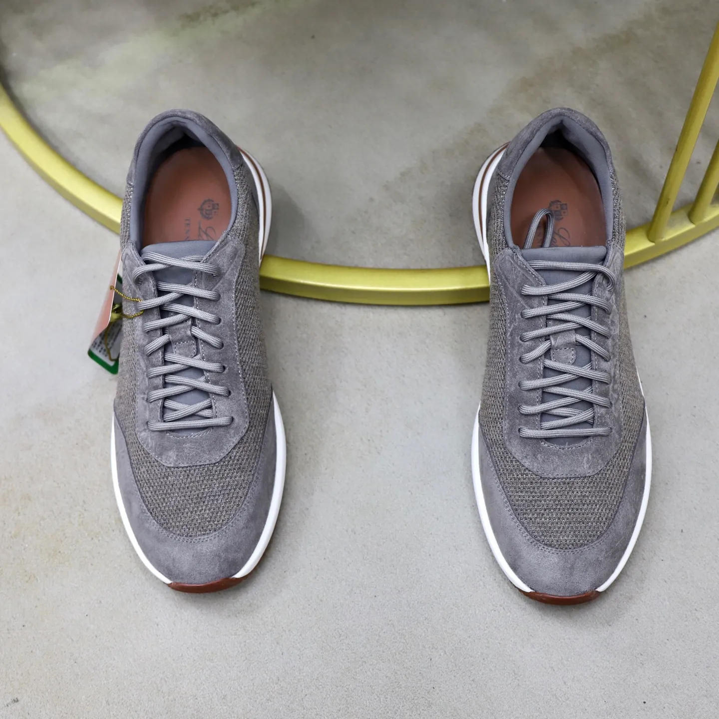 Ex-factory price: 560💰Loro Piana Tennis Walk men’s moral training sneakers! These new textured leather tennis shoes feature an ultra-low-top design for year-round wear and are water-resistant. The wrapped sole creates an effortlessly attractive color combination that harmoniously blends functionality with understated style. The ideal footwear option for urban dressing. The heel is decorated with a soft calfskin tongue with Kummel color inserts and an embossed LP logo. Cotton shoelaces. Material: Upper: Gray woven stitching with cowhide accents! Sole: Rubber lining: Cow leather original rubber sole, excellent foot comfort, complete package! Size: 38-39-40-41-42-43-44 leather shoe size (4546 can be customized)